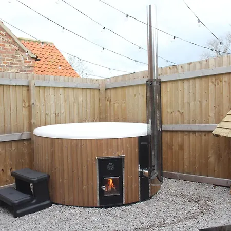 Luxury Barn With Private Wood-fired Hot Tub Appartamento *